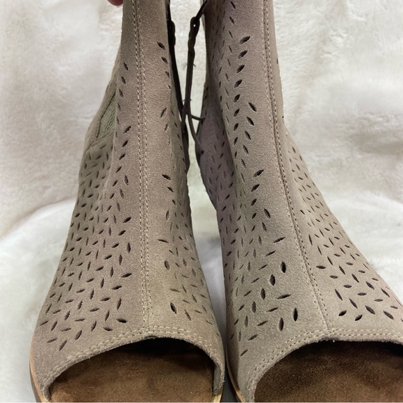TOMS MAJORCA khaki suede cut out PEEP TOE BOOTIES. Size 9 - Picture 11 of 16